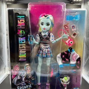 2022 Monster High FRANKIE STEIN Fashion Doll with Pet WATZIE